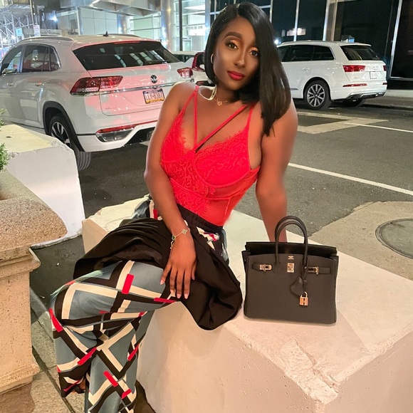 💁🏾‍♀️MEET YOUR POSHER: RACHEL!!! :)💁🏾‍♀️ - Picture 6 of 17